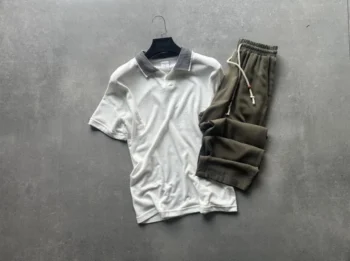 طقم رجالي صيفي بولو تريكو أبيض بياقة كاروهات مع بنطلون جوجر زيتي