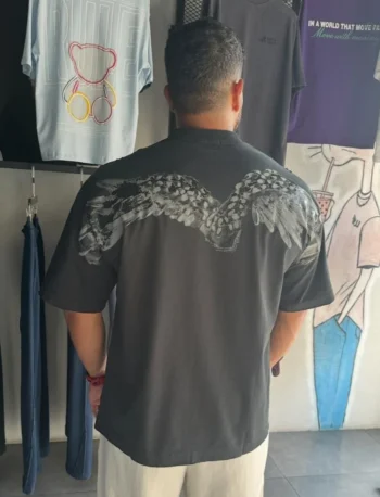 تيشيرت رجالي أوفر سايز بطبعة أجنحة خلفية – أبيض أو أسود